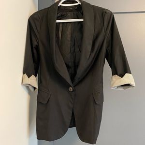 Fitted blazer with pin strip lining